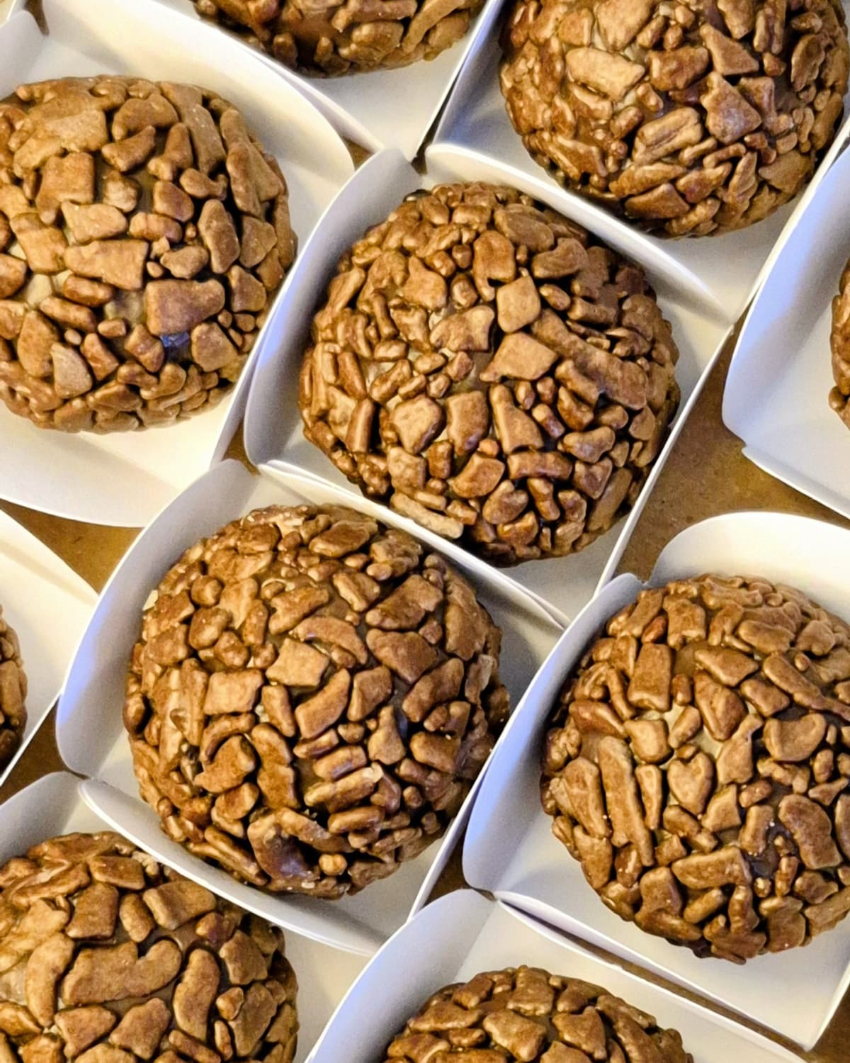 Bolo confeitado com flores rosas e brancas